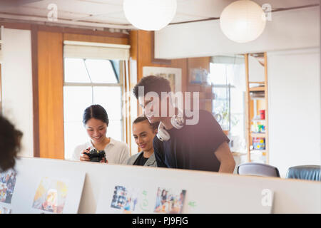 Kreative Designer überprüfung Foto Beweise im Büro Stockfoto