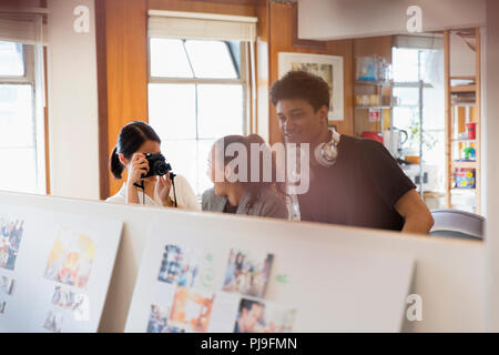 Fotografen mit der Kamera arbeiten im Büro Stockfoto