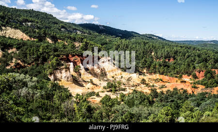 August 2018: Der provenzalischen Colorado Park, eine Mine nicht mehr aktiv, wo die roten und gelben Stunde pigment extrahiert wurde. August 2018 in Niort Stockfoto