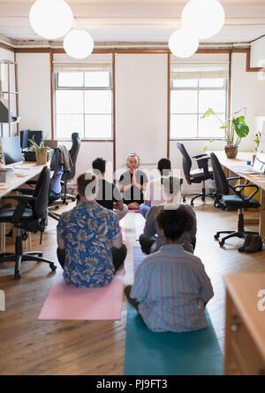 Creative Business Menschen meditieren im Büro Stockfoto