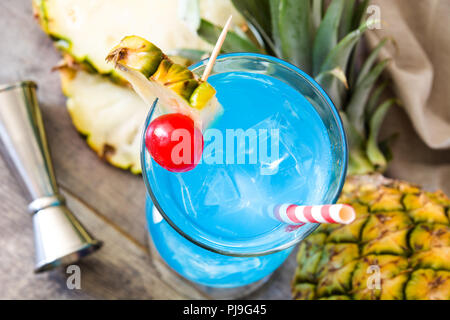 Blue Hawaii Cocktail auf Holztisch. Stockfoto