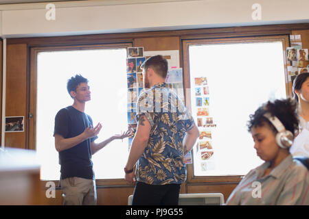 Kreative Ideenfindung, Überprüfen der Foto Beweise im Büro Stockfoto