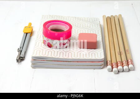 Zurück auf die Schulbank - Schreibwaren - Notebooks, Bleistifte, Bänder, Kompass, Gummi Stockfoto