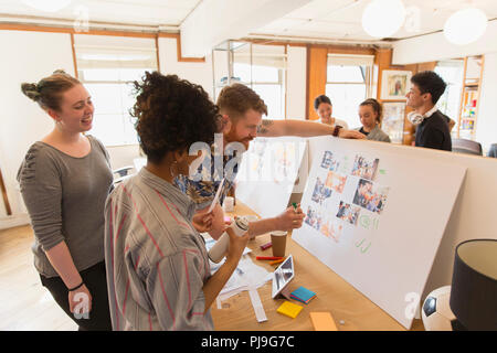 Kreative Designer überprüfung Geschichte Vorstand Beweise im Büro Stockfoto