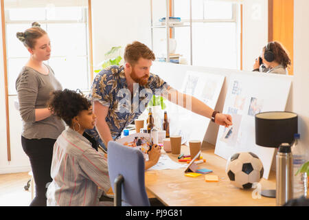 Kreative Designer überprüfung Geschichte Vorstand Beweise im Büro Stockfoto