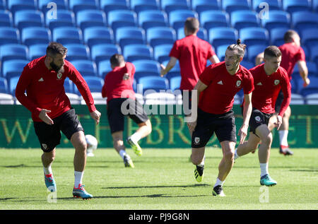 Wales' Joe Ledley (links) und Gareth Bale (Mitte rechts) während des Trainings in Cardiff City Stadium. PRESS ASSOCIATION Foto. Bild Datum: Mittwoch, 5. September 2018. Siehe PA-Geschichte Fussball Wales. Photo Credit: Nick Potts/PA-Kabel. Beschränkungen: Nur redaktionelle Verwendung Stockfoto