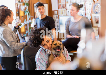 Portrait kreative weibliche Designer mit Hund im Büro Stockfoto