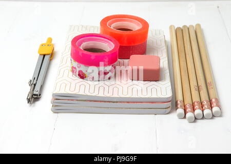 Zurück auf die Schulbank - Schreibwaren - Notebooks, Bleistifte, Bänder, Kompass, Gummi Stockfoto