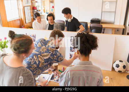 Kreative Designer überprüfung Geschichte Vorstand im Amt. Stockfoto