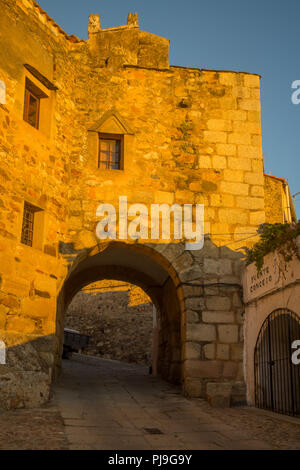 Sonnenaufgang Blick auf die Arco del Cristo arch und Tor, Caceres, Extremadura, Spanien Stockfoto