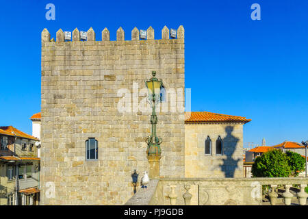 Blick auf einem mittelalterlichen Turm und andere Gebäude in Porto, Portugal Stockfoto