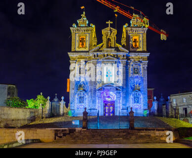 Nacht Blick auf die Kirche von Saint Ildefonso, in Porto, Portugal Stockfoto