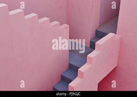 Geometrische Gebäude detail. Die rote Wand, La Manzanera. Calpe, Spanien Stockfoto