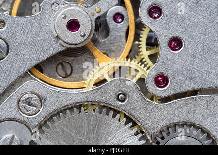 Das Antriebszahnrad in vintage Stahl mechanische Uhr Nahaufnahme Stockfoto