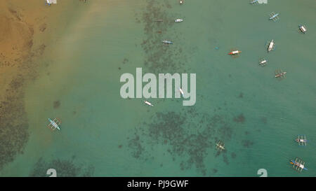 Luftaufnahme von Segelbooten und Yachten in der Bucht. Boot- und Yachtcharter in die tropische Lagune. Luftbild: tropische Landschaft. Philippinen, El Nido. Travel Concept. Stockfoto