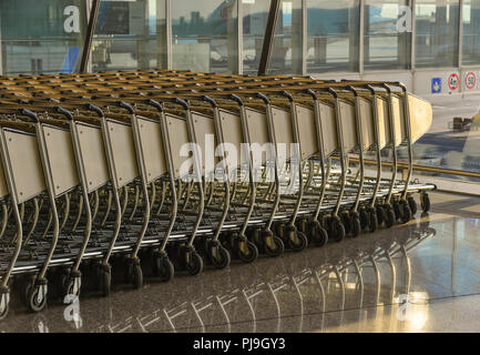 Flughafen trolley Parkplatz mit leeren Wagen in Beijing Capital Airport, China. Stockfoto