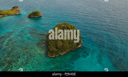 Luftaufnahme von wunderschönen tropischen Insel mit azurblauem Wasser, Boracay. Tropische Lagune mit türkisblauem Wasser. Wunderschöne tropische Insel. Marine: Schöne Aussicht auf die Insel, Felsen im Meer aus der Luft. Philippinen, Travel Concept. Stockfoto