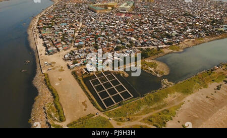 Luftaufnahme armen Viertel von Manila Slums, Ghettos, Holz- alte Häuser, Hütten. Slum Gegend von Manila, Philippinen. Manila Vorort, Blick von der Ebene. Stockfoto