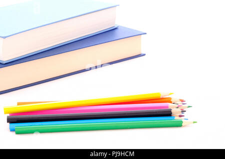 Zurück zu Schule, minimalen Hintergrund, Haufen von Buntstifte und Bücher auf dem weißen Schreibtisch Stockfoto