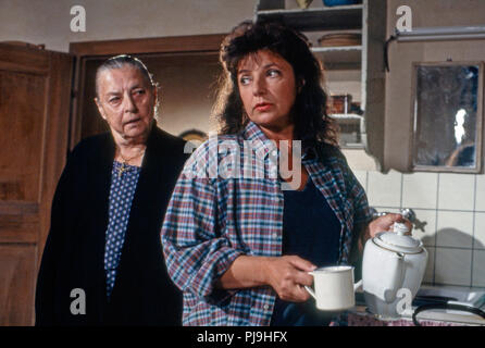 Sau sticht, Fernsehfilm, Deutschland 1995, Regie: Heidi Kranz, Darsteller: Maria Singer (links), Monika Baumgartner Stockfoto