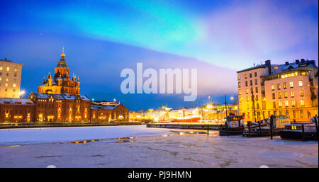 Nordlichter über den gefrorenen alten Hafen im Stadtteil Katajanokka mit Uspenski orthodoxe Kathedrale in Helsinki, Finnland Stockfoto