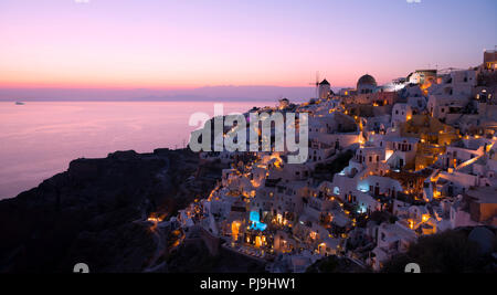 Die berühmten Dorf Oia auf Santorini bei Sonnenuntergang, Griechische Inseln der Kykladen, Santorini, Griechenland. Stockfoto