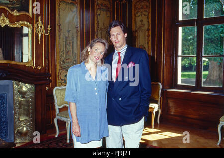 Wilhelm Albert Fürst von Urach, Graf von Württemberg mit Ehefrau Karen, geb. von Brauchitsch, Schloss Lichtenstein, Deutschland 1992. Wilhelm Albert Prinz von Urach, Graf von Württemberg, der zusammen mit seiner Frau Karen, nee von Brauchitsch, bei Schloss Lichtenstein, Deutschland 1992 Stockfoto