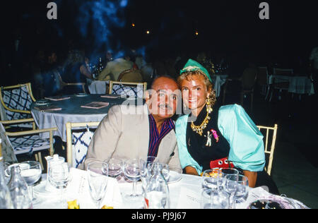 Adnan Kashoggi trifft Gloria Fürstin von Thurn und Taxis, 1985. Adnan Khashoggi trifft Gloria Prinzessin von Thurn und Taxis, 1985 Stockfoto