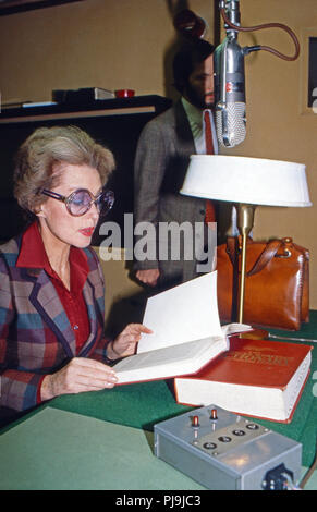 Lilli Palmer, English britisch schweizerische Fictitious character, Autorin und Malerin, bei einer Lesung in New York, USA 1981. Thema Lilli Palmer bei einer Lesung in New York, USA 1981. Stockfoto