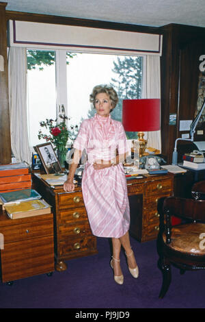 Lilli Palmer, English britisch schweizerische Fictitious character, Autorin und Malerin, in ihrer Villa "La Loma" in Goldingen, Schweiz 1978. Lilli Palmer, Schauspielerin, Autorin und Malerin in Ihrer Villa "La Loma" in Goldingen, Schweiz 1978 Stockfoto