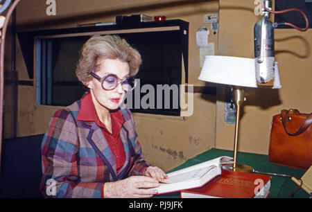 Lilli Palmer, English britisch schweizerische Fictitious character, Autorin und Malerin, bei einer Lesung in New York, USA 1981. Thema Lilli Palmer bei einer Lesung in New York, USA 1981. Stockfoto