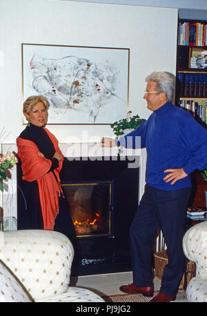 Das Geschäftsführerehepaar des Hotel Adlon, Marylea und Gianni Jean K. van Daalen im Weißen Salon in Berlin, Deutschland 2002. Die Verwaltung von Paar das Hotel Adlon, Marylea und Gianni Jean K. van Daalen im weißen Zimmer in Berlin, Deutschland 2002. Stockfoto