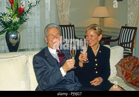 Das Geschäftsführerehepaar des Hotel Adlon, Marylea und Gianni Jean K. van Daalen im Weißen Salon in Berlin, Deutschland 2002. Die Verwaltung von Paar das Hotel Adlon, Marylea und Gianni Jean K. van Daalen im weißen Zimmer in Berlin, Deutschland 2002. Stockfoto