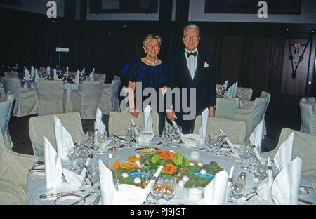 Das Geschäftsführerehepaar des Hotel Adlon, Marylea und Gianni Jean K. van Daalen im großen Ballsaal im Hotel Adlon in Berlin, Deutschland 2002. Verwalten von Paar Marylea und Gianni Jean K. van Daalen im Ballsaal des Hotel Adlon in Berlin, Deutschland 2002. Stockfoto