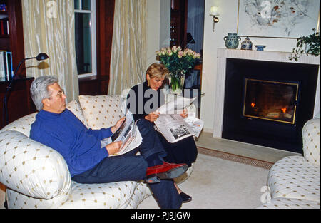 Das Geschäftsführerehepaar des Hotel Adlon, Marylea und Gianni Jean K. van Daalen im Weißen Salon in Berlin, Deutschland 2002. Die Verwaltung von Paar das Hotel Adlon, Marylea und Gianni Jean K. van Daalen im weißen Zimmer in Berlin, Deutschland 2002. Stockfoto