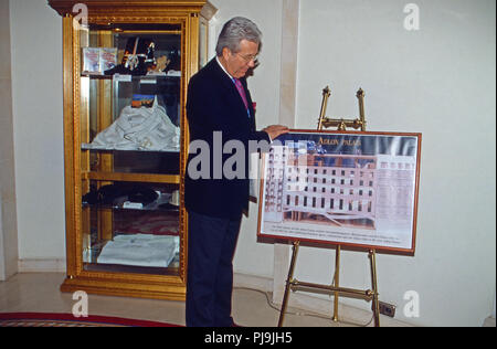 Gianni Jean K. van Daalen, geschäftsführender Direktor, mit zukünftigen Bauphasen des Hotel Adlon in Berlin, Deutschland 2002. Geschäftsführer Gianni Jean K. van Daalen mit einem Panel, das aus Zukunft Gegenwart des Hotel Adlon in Berlin, Deutschland 2002. Stockfoto