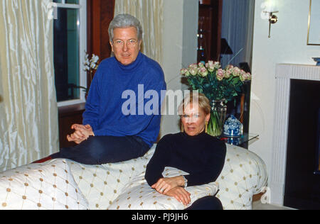 Das Geschäftsführerehepaar des Hotel Adlon, Marylea und Gianni Jean K. van Daalen im Weißen Salon in Berlin, Deutschland 2002. Die Verwaltung von Paar das Hotel Adlon, Marylea und Gianni Jean K. van Daalen im weißen Zimmer in Berlin, Deutschland 2002. Stockfoto