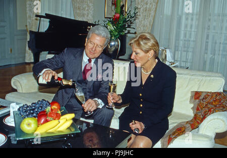 Das Geschäftsführerehepaar des Hotel Adlon, Marylea und Gianni Jean K. van Daalen im Weißen Salon in Berlin, Deutschland 2002. Die Verwaltung von Paar das Hotel Adlon, Marylea und Gianni Jean K. van Daalen im weißen Zimmer in Berlin, Deutschland 2002. Stockfoto