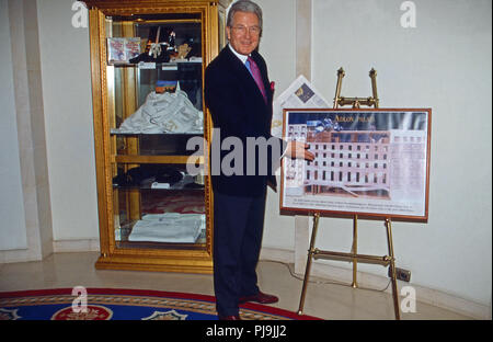 Gianni Jean K. van Daalen, geschäftsführender Direktor, mit zukünftigen Bauphasen des Hotel Adlon in Berlin, Deutschland 2002. Geschäftsführer Gianni Jean K. van Daalen mit einem Panel, das aus Zukunft Gegenwart des Hotel Adlon in Berlin, Deutschland 2002. Stockfoto