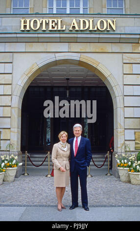 Gianni Jean K. van Daalen, geschäftsführender Direktor, mit Ehefrau Marylea vor dem Hotel Adlon in Berlin, Deutschland 2002. Geschäftsführer Gianni Jean K. van Daalen mit seiner Frau Marylea vor dem Hotel Adlon in Berlin, Deutschland 2002. Stockfoto