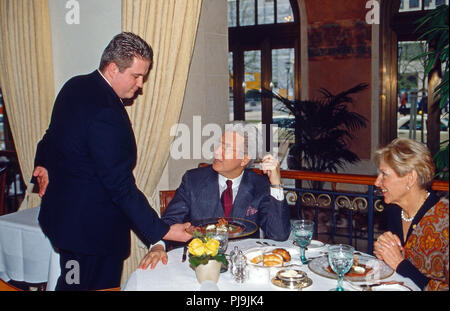 Das Geschäftsführerehepaar des Hotel Adlon, Marylea und Gianni Jean K. van Daalen wird im Hotelrestaurant in Berlin bedient, Deutschland 2002. Die Verwaltung von Paar das Hotel Adlon, Marylea und Gianni Jean K. van Daalen im Restaurant des Hotel in Berlin, Deutschland 2002. Stockfoto