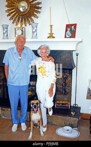 Prinz Bertil von Schweden mit Ehefrau Lillian im Urlaub in Sainte Maxime, Frankreich 1990. Prinz Bertil von Schweden und seine Frau Lillian auf Ferienhäuser in Sainte Maxime, Frankreich 1990. Stockfoto