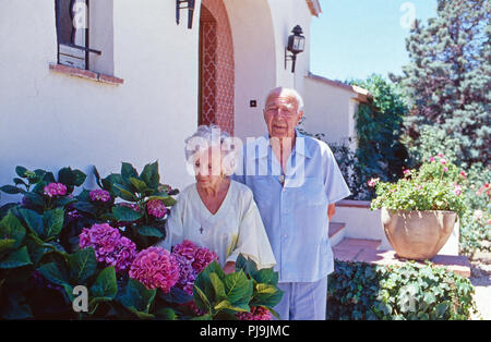 Prinz Bertil von Schweden mit Ehefrau Lillian im Urlaub in Sainte Maxime, Frankreich 1990. Prinz Bertil von Schweden und seine Frau Lillian auf Ferienhäuser in Sainte Maxime, Frankreich 1990. Stockfoto