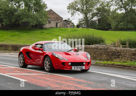 2002 red Lotus Elise 111S bei Hoghton Türme Classic Car Show, Preston, Großbritannien Stockfoto