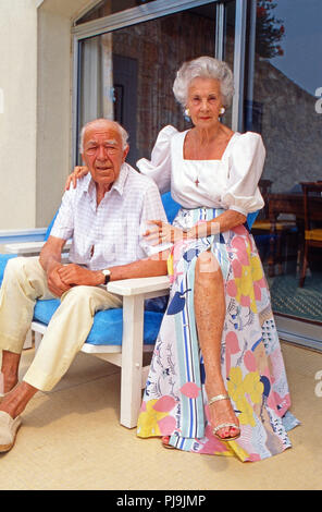 Prinz Bertil von Schweden mit Ehefrau Lillian im Urlaub in Sainte Maxime, Frankreich 1990. Prinz Bertil von Schweden und seine Frau Lillian auf Ferienhäuser in Sainte Maxime, Frankreich 1990. Stockfoto