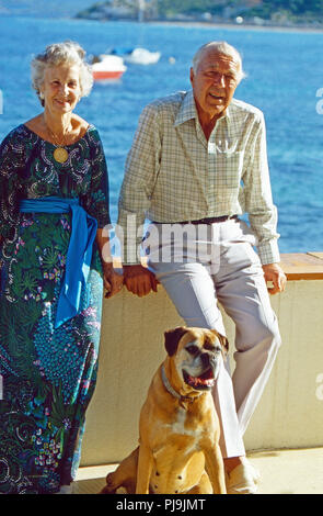 Prinz Bertil von Schweden mit Ehefrau Lillian im Urlaub in Sainte Maxime, Frankreich 1990. Prinz Bertil von Schweden und seine Frau Lillian auf Ferienhäuser in Sainte Maxime, Frankreich 1990. Stockfoto