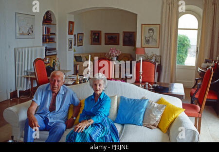 Prinz Bertil von Schweden mit Ehefrau Lillian im Urlaub in Sainte Maxime, Frankreich 1990. Prinz Bertil von Schweden und seine Frau Lillian auf Ferienhäuser in Sainte Maxime, Frankreich 1990. Stockfoto