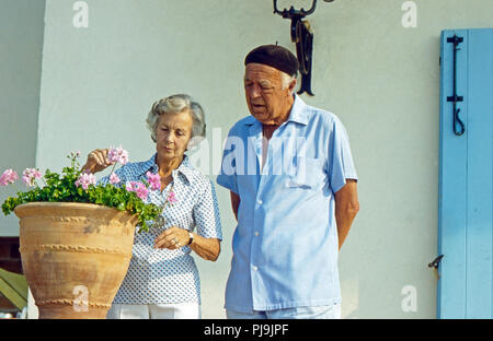 Prinz Bertil von Schweden mit Ehefrau Lillian im Urlaub in Sainte Maxime, Frankreich 1977. Prinz Bertil von Schweden und seine Frau Lillian auf Ferienhäuser in Sainte Maxime, Frankreich 1977. Stockfoto