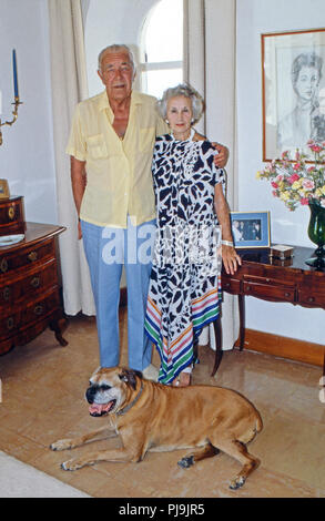 Prinz Bertil von Schweden mit Ehefrau Lillian im Urlaub in Sainte Maxime, Frankreich 1989. Prinz Bertil von Schweden auf Urlaub mit seiner Frau Lillian in Sainte Maxime, Frankreich, 1989. Stockfoto