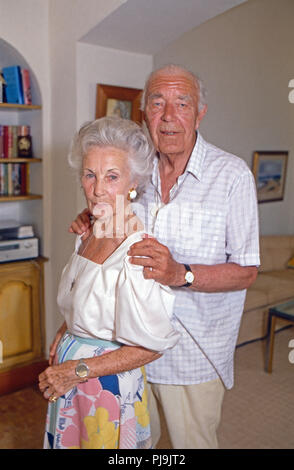 Prinz Bertil von Schweden mit Ehefrau Lillian im Urlaub in Sainte Maxime, Frankreich 1989. Prinz Bertil von Schweden auf Urlaub mit seiner Frau Lillian in Sainte Maxime, Frankreich, 1989. Stockfoto